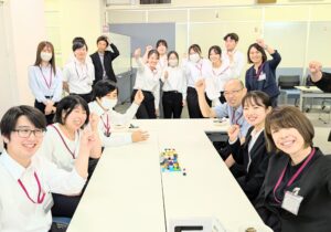 「LEGO® SERIOUS PLAY®」で新入社員と上司が一緒に学び合う笑顔一杯の研修